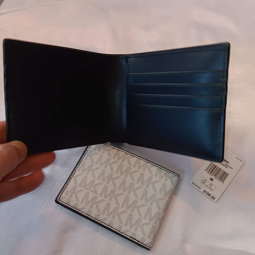 Michael Kors White and Black Wallet Set - Picture 5 of 8